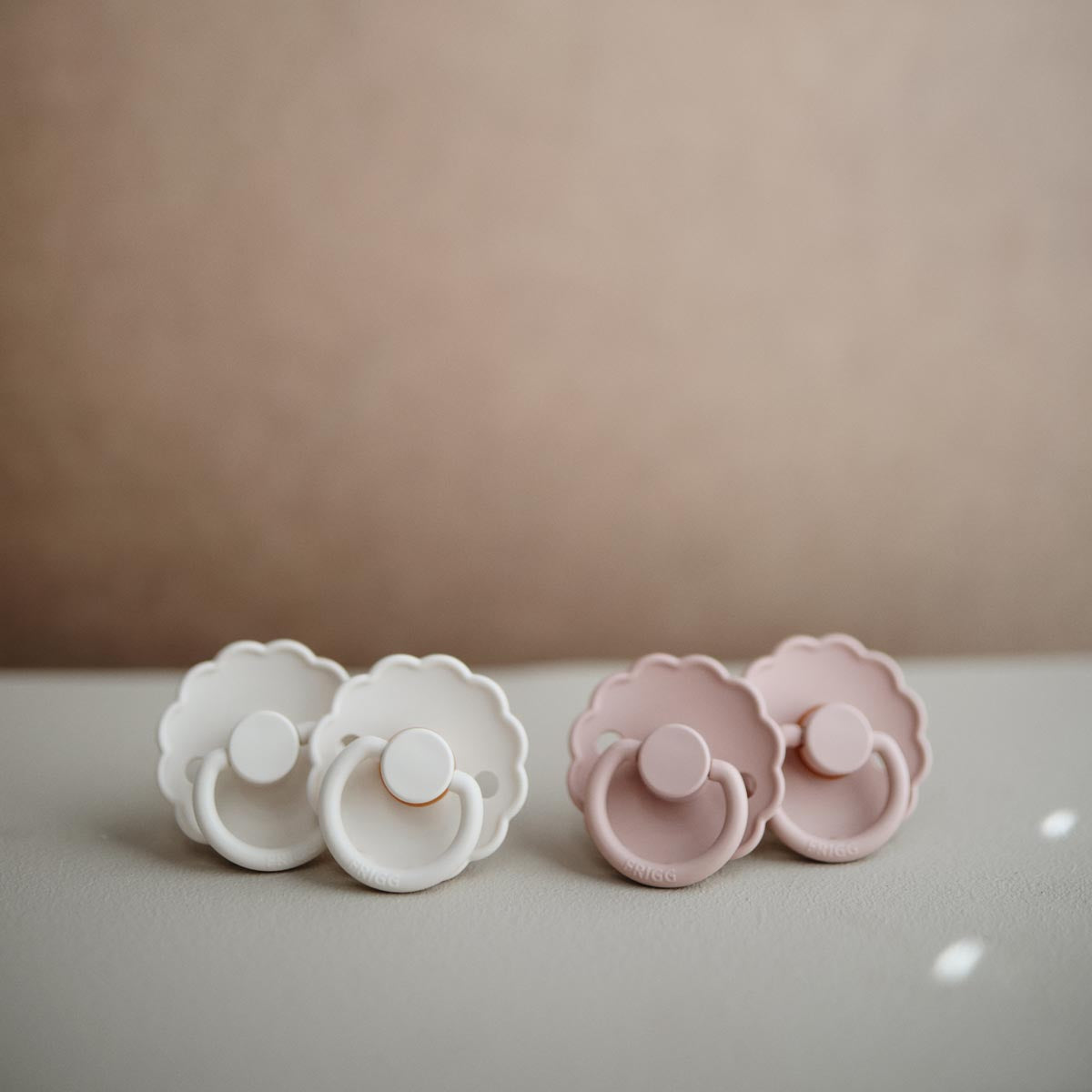 FRIGG Daisy Pacifier 2 Pack Latex - Blush and Cream